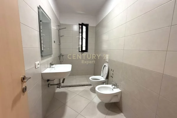 JEPET ME QIRA | 2+1 + POST PARKIMI PER ZYRA | 21 DHJETORI
