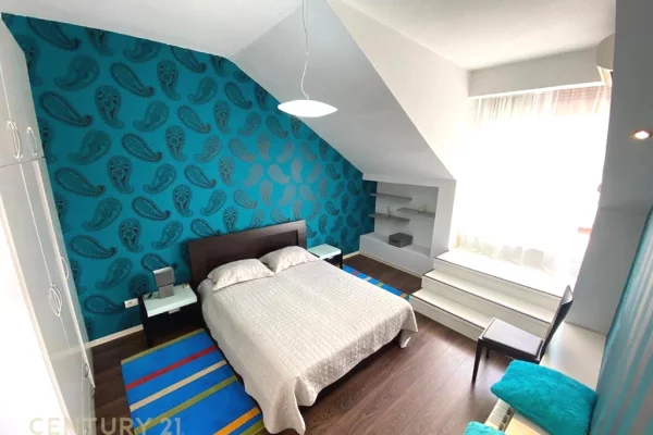 Shtepi me qera Duplex(shtepi me 2 kate) ne Tirane, 3+1, Mobilimi E mobiluar, Pagesa 2,500  Euro.