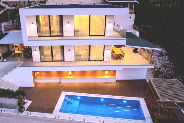 Shtepi me qera Vila Luksoze ne Vlore, 4+1, Mobilimi E mobiluar, Pagesa 3,000  Euro.