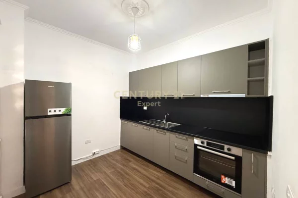 Shtepi me qera Apartament ne Tirane, 2+1, Mobilimi E mobiluar, Pagesa 75,000  Leke.
