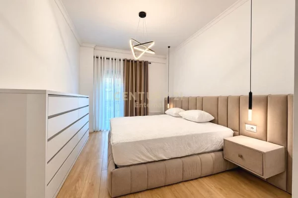 Shtepi me qera Apartament ne Tirane, 3+1, Mobilimi E mobiluar, Pagesa 2,200  Euro.