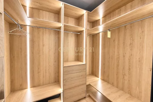 Shtepi me qera Apartament ne Tirane, 3+1, Mobilimi E mobiluar, Pagesa 2,200  Euro.