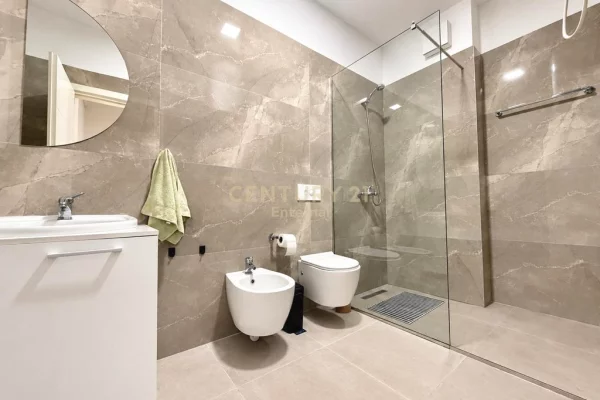 Shtepi me qera Apartament ne Tirane, 3+1, Mobilimi E mobiluar, Pagesa 2,200  Euro.