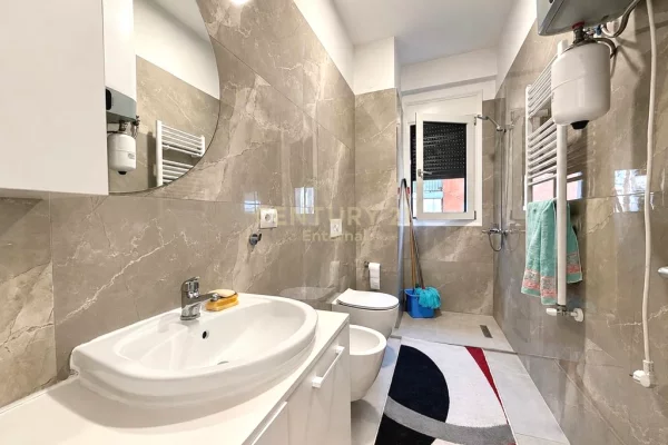 Shtepi me qera Apartament ne Tirane, 3+1, Mobilimi E mobiluar, Pagesa 2,200  Euro.