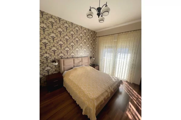 Shtepi ne shitje Apartament ne Tirane, 2+1, Mobilimi E mobiluar, Pagesa 250,000  Euro.