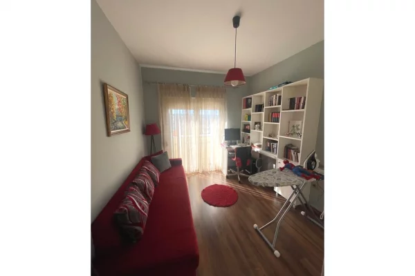 Shtepi ne shitje Apartament ne Tirane, 2+1, Mobilimi E mobiluar, Pagesa 250,000  Euro.