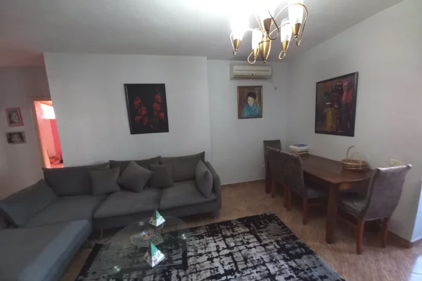 Shtepi me qera Apartament ne Tirane, 2+1, Mobilimi E mobiluar, Pagesa 55,000  Leke.