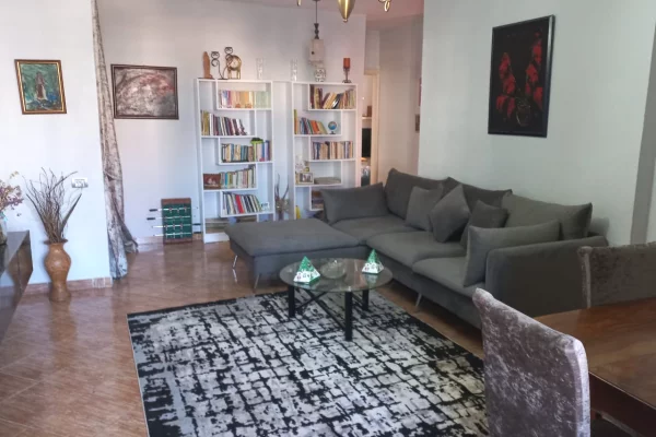 Shtepi me qera Apartament ne Tirane, 2+1, Mobilimi E mobiluar, Pagesa 55,000  Leke.