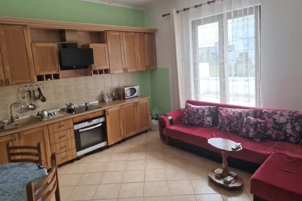 Shtepi me qera Apartament ne Tirane, 3+1, Mobilimi E mobiluar, Pagesa 640  Euro.