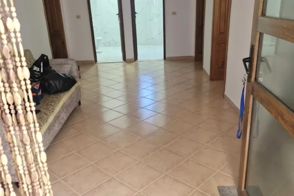 Shtepi me qera Apartament ne Tirane, 3+1, Mobilimi E mobiluar, Pagesa 640  Euro.