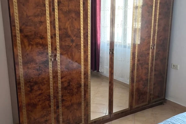 Shtepi me qera Apartament ne Tirane, 3+1, Mobilimi E mobiluar, Pagesa 640  Euro.