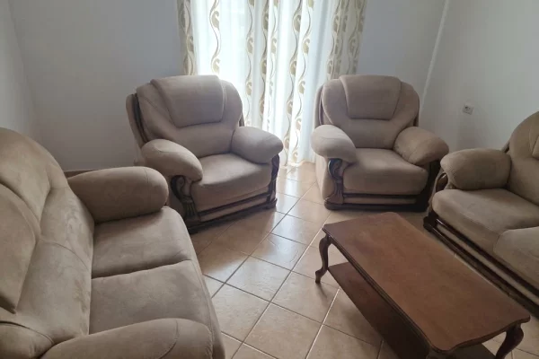 Shtepi me qera Apartament ne Tirane, 3+1, Mobilimi E mobiluar, Pagesa 640  Euro.
