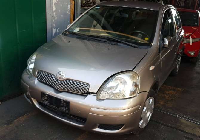 Toyota Yaris viti 2003 e sapoardhur nga Italia, çmontohet për pjesë këmbimi.
