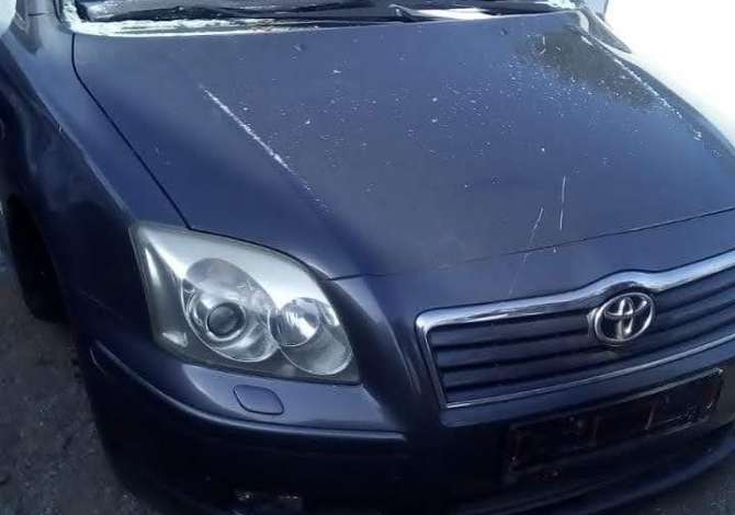 Toyota Avensis, çmontohet për pjesë këmbimi.