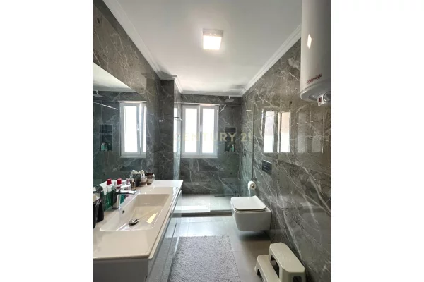 Shtepi me qera Apartament ne Tirane, 2+1, Mobilimi E mobiluar, Pagesa 1,050  Euro.