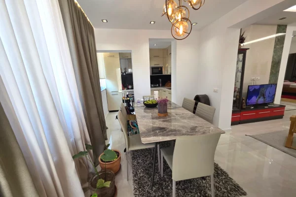 Shtepi me qera Apartament ne Tirane, 2+1, Mobilimi E mobiluar, Pagesa 800  Euro.
