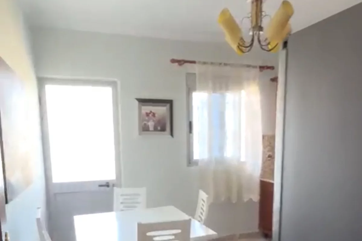 Shtepi me qera Apartament ne Tirane, 2+1, Mobilimi E mobiluar, Pagesa 50,000  Leke.