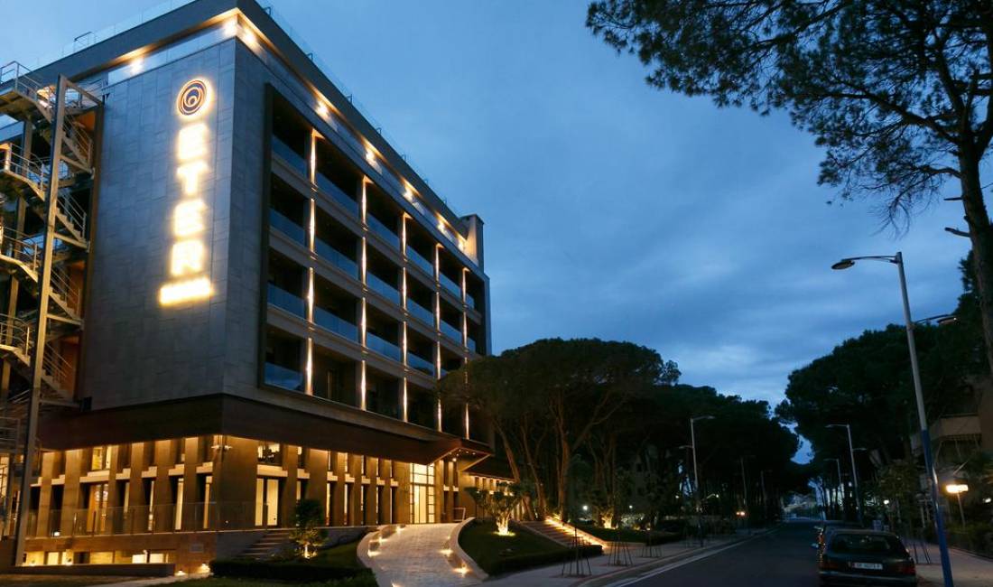 Offerte di lavoro a Durazzo, Profession Barman/Banakier/Kamarier/ Guzhinier/ Ndihmes Guzhinier/Recepsionist/e , , Pagamento Trattabile.