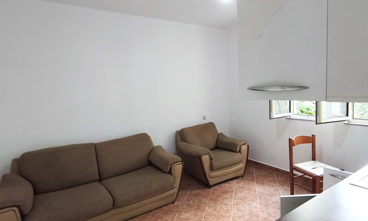 Shtepi me qera Shtepi Private ne Tirane, 2+1, Mobilimi Pjeserisht e mobiluar, Pagesa 35,000  Leke.