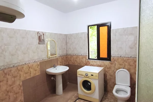 Shtepi me qera Shtepi Private ne Tirane, 2+1, Mobilimi Pjeserisht e mobiluar, Pagesa 35,000  Leke.