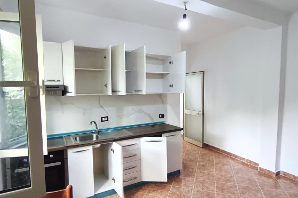 Shtepi me qera Shtepi Private ne Tirane, 2+1, Mobilimi Pjeserisht e mobiluar, Pagesa 35,000  Leke.