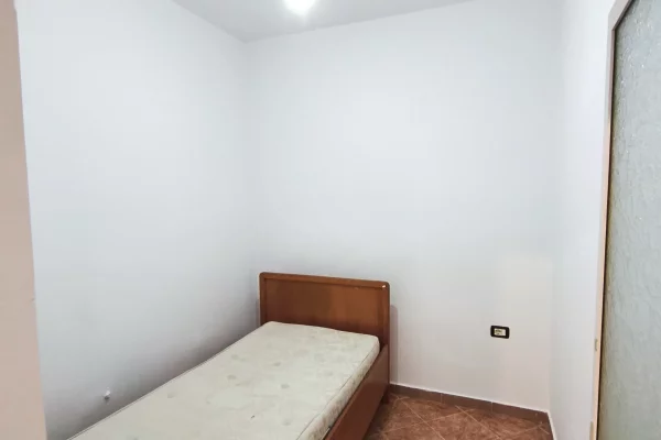 Shtepi me qera Shtepi Private ne Tirane, 2+1, Mobilimi Pjeserisht e mobiluar, Pagesa 35,000  Leke.