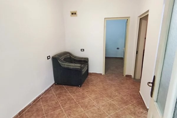 Shtepi me qera Shtepi Private ne Tirane, 2+1, Mobilimi Pjeserisht e mobiluar, Pagesa 35,000  Leke.