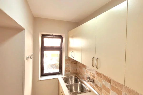 Shtepi me qera Apartament ne Tirane, 2+1, Mobilimi E mobiluar, Pagesa 650  Euro.