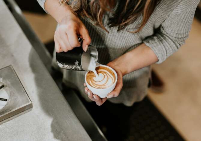 Njoftime Pune per Banakier/e, Kamarier/e ne Tirane