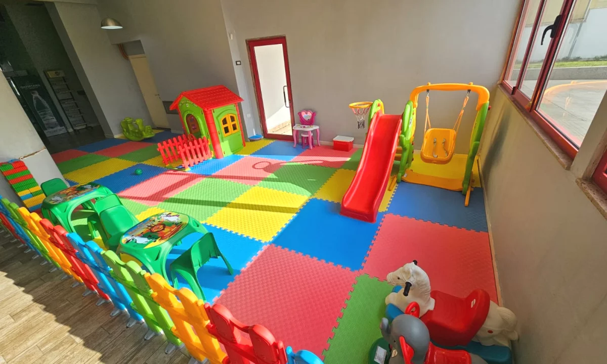 Shitet kend lojrash 40m2