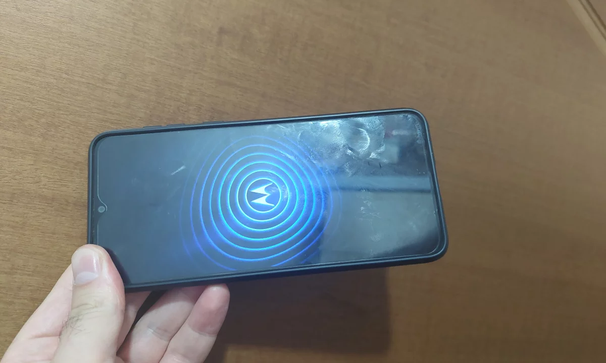 Shes smartphone Motorola Moto E13