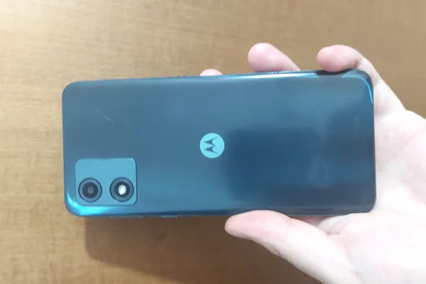 Shes smartphone Motorola Moto E13