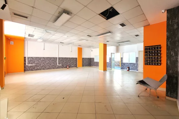 Ambient biznesi me qera 3+1 ne Tirane - 4,400 Euro