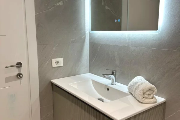 Shtepi me qera Apartament ne Tirane, 2+1, Mobilimi E mobiluar, Pagesa 60,000  Leke.