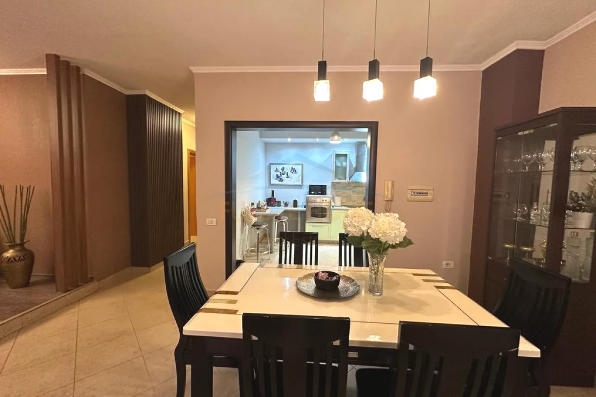 Shtepi me qera Apartament ne Tirane, 2+1, Mobilimi E mobiluar, Pagesa 900  Euro.