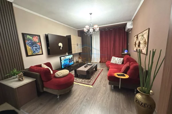 Shtepi me qera Apartament ne Tirane, 2+1, Mobilimi E mobiluar, Pagesa 900  Euro.