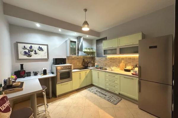 Shtepi me qera Apartament ne Tirane, 2+1, Mobilimi E mobiluar, Pagesa 900  Euro.