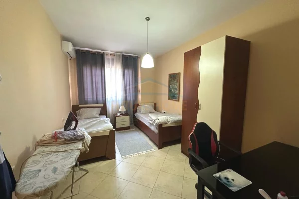 Shtepi me qera Apartament ne Tirane, 2+1, Mobilimi E mobiluar, Pagesa 900  Euro.