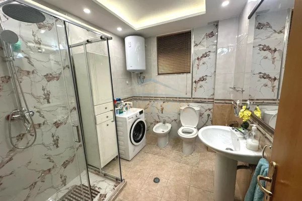 Shtepi me qera Apartament ne Tirane, 2+1, Mobilimi E mobiluar, Pagesa 900  Euro.