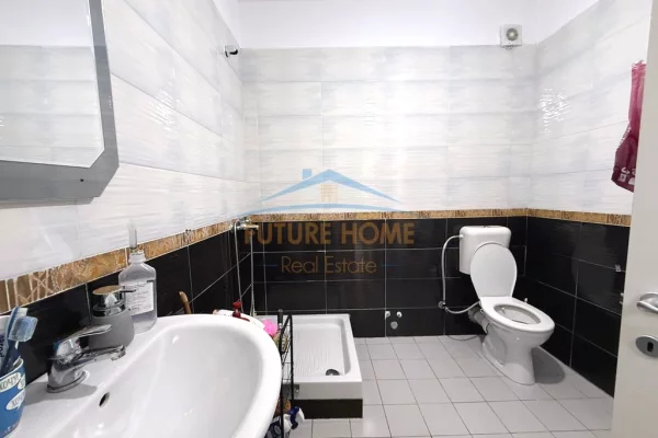 Shtepi ne shitje Apartament ne Tirane, 2+1, Mobilimi E mobiluar, Pagesa 15,300,000  Leke.