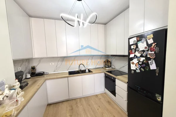 Shtepi ne shitje Apartament ne Tirane, 2+1, Mobilimi E mobiluar, Pagesa 15,300,000  Leke.
