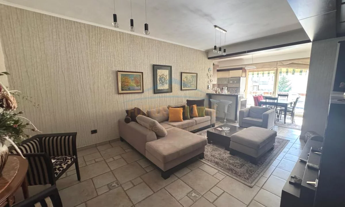 Shtepi ne shitje Apartament ne Tirane, 3+1, Mobilimi E mobiluar, Pagesa 274,000  Euro.