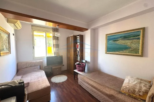 Shtepi ne shitje Apartament ne Tirane, 3+1, Mobilimi E mobiluar, Pagesa 274,000  Euro.