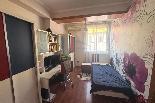 Shtepi ne shitje Apartament ne Tirane, 3+1, Mobilimi E mobiluar, Pagesa 274,000  Euro.