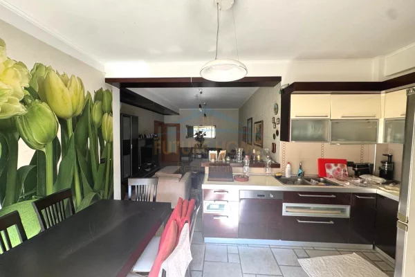 Shtepi ne shitje Apartament ne Tirane, 3+1, Mobilimi E mobiluar, Pagesa 274,000  Euro.