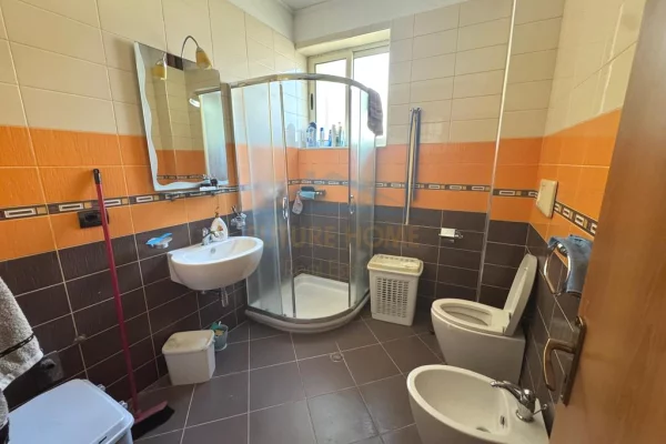 Shtepi ne shitje Apartament ne Tirane, 3+1, Mobilimi E mobiluar, Pagesa 274,000  Euro.