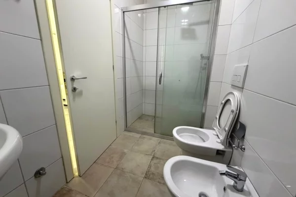 Shtepi me qera Apartament ne Tirane, 2+1, Mobilimi E mobiluar, Pagesa 70,000  Leke.