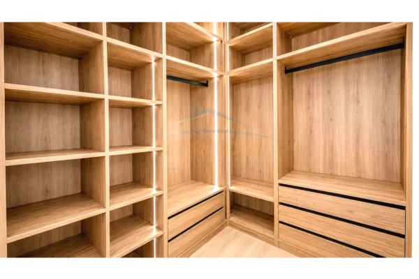 Shtepi me qera Apartament ne Tirane, 3+1, Mobilimi Pjeserisht e mobiluar, Pagesa 2,400  Euro.