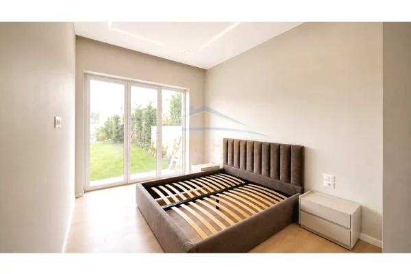 Shtepi me qera Apartament ne Tirane, 3+1, Mobilimi Pjeserisht e mobiluar, Pagesa 2,400  Euro.