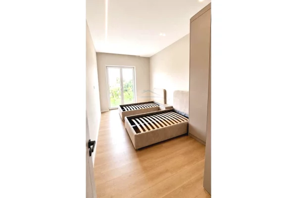 Shtepi me qera Apartament ne Tirane, 3+1, Mobilimi Pjeserisht e mobiluar, Pagesa 2,400  Euro.